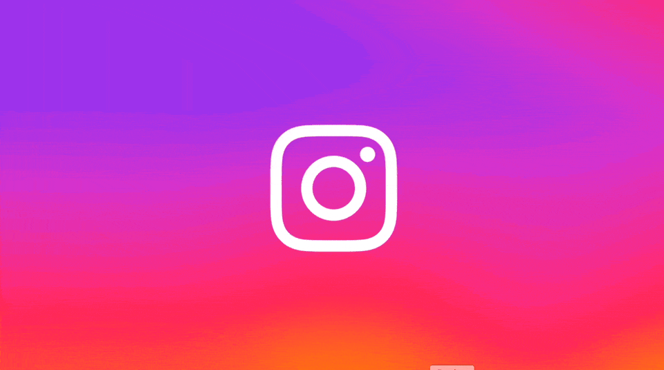 Logo Instagramu v bílé barvě se středem na gradientním pozadí s přechodem z fialové do růžové a oranžové.